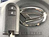 【キーフリーシステム】カバンやポケットに入れたままでもドアの施錠・解錠が可能なスマートキーを装備。エンジンのオン・オフ時もカギを取り出す必要が無いからとっても便利です♪