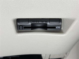 【ETC】高速道路などの料金所における自動料金支払いシステムです。車載器と料金所のアンテナとの間で無線通信を行い、料金を自動で支払うことができます。