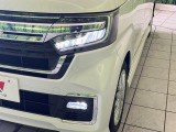 【LEDヘッドライト】悪天候や夜間走行時も良好な視界を確保し安心して運転できる高輝度LEDヘッドライトを装備!点灯速度が早く、消費電力も抑えられています。
