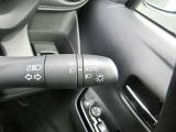 高速道路のトンネル通過等で重宝するオートライト機能付です。