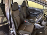 広い足元にゆったり座れるシートには肘掛けも装備しており長距離の運転でも疲れにくくなってます。女性でも運転がしやすいように、シートの高さ調整機能(シートリフター)がついています。