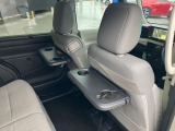 運転席と助手席のシートバックに収納式のトレイ付きドリンクホルダーを装備しています。ドライブの時など便利です。