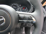 MRCC(マツダレーダークルーズコントロール・全車速追従機能付き)の機能に加えて、CTS(クルージング&トラフィックサポート)が装備されています。※MRCCに加えて、ステアリングアシスト機能が追加されています。