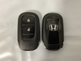 スマートキーを装備しています。鍵を差し込むことなくドアロックの開け閉めと、スタートボタン操作でのエンジンスタートができます。スペアキーも同じものを用意しております。