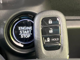 【Hondaスマートキー】カバンやポケットに入れたままでもドアの施錠・解錠が可能なスマートキーを装備。エンジンのオン・オフ時もカギを取り出す必要が無いからとっても便利です♪