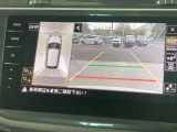 ギアをリバースに入れると車両後方の映像を映し出します。画面にはガイドラインが表示され、車庫入れや縦列駐車などの際に安全確認をサポートします。