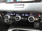 オートエアコンは左右席で独立温度コントロールが可能です。運転席はキンキンに冷やして助手席はマイルドにと言った設定が可能です。暑さ寒さでケンカすることもなくなりますね。