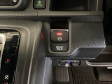 セレクトレバーの右に電子制御パーキングブレーキがあります。スイッチひとつで、停車した地点の傾斜などをシステムが検知・判断してブレーキ力を自動的に最適制御し、しっかり停車できるパーキングシステムです。