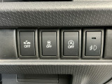 ブレーキの補助操作を行い減速して衝突被害を軽減する衝突軽減ブレーキ、車がカーブの外側へ膨らんだり内側へ巻き込んだりする挙動を防止する横滑り防止装置、アイドリングストップ、フォグランプ付きです!