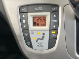 【オートエアコン】一度お好みの温度に設定すれば、車内の温度を検知し風量や温度を自動で調整。暑い&hellip;寒い&hellip;と何度もスイッチ操作をする必要はありません。快適な車内空間には必須の機能ですね♪