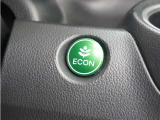 ◆ECONスイッチ(ECONモード)◆エンジンやエアコンといった、クルマ全体の動きを燃費優先で自動制御するECONモード。空調など快適性を優先したいときは、スイッチを押してOFFにできます。
