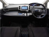 ◆視界広々で非常に運転しやすくロングドライブでも疲れを感じさせないすっきりとまとまったインパネ周りです。
