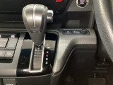 CVT車のセレクトレバーです。低速から高速まで、変速ショックのないスムーズな走りを実現するとともに、エンジン効率のよい領域を維持することで燃費にも貢献します。