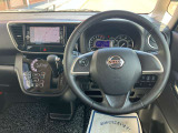 使いやすく安全な操作性と良好な視界を実現した運転席!