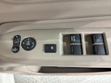 狭い駐車場で便利な電動格納ドアミラーが付いています。