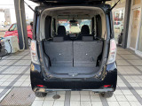 バックドアは大きく開きます。定員乗車時でも十分広いラゲッジスペースを確保しています