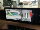 空から見たような映像で駐車ができるアラウンドビューモニター。ひと目でわかるセンサーに前後の衝突被害軽減ブレーキ付き。