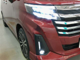 LEDヘッドライトとフォグランプのコラボです。雨や雪の日も安心!フォグランプがお車の存在を際立たせますね♪