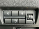 運転席右側に配置された操作スイッチ。
