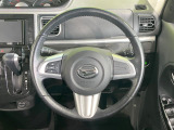 インテリアに合わせたデザインのステアリングは、運転される方のことも考え、運転しやすい形状、大きさです。是非一度、実際に触ってお確かめください。