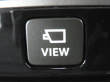 VIEWボタンでカメラ映像を切り替える事が出来ます。シフトレバーが「P」の時に押すと、3Dビューが表示され、走行時(速度10Km/h以下)や「R」レンジ時に押すとナビ画面で周囲の状況を確認できます!