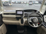 操作性に優れた運転席となります!小物入れや各ボタンの配置にこだわり、使いやすいです!座り心地もよく視認性も良好なのでロングドライブもお任せ下さい!