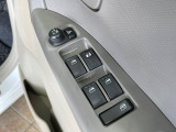 【電動格納ミラー】狭い駐車場やすれ違い時にミラーを格納することで他車や障害物にぶつかるリスクを回避できます。