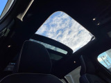 【パノラマガラスルーフ】固定式のガラスルーフで明るい車内空間を演出。日差しの強い日は電動スライドカーテンで調整するなど、季節を問わず開放的なドライブをお楽しみいただけます。