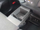 スライド式のドリンクホルダーが使い勝手良いです。使わない時はスッキリ収納できますよ