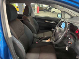 運転席の画像です。足元やシートまわりに余裕があり、リラックスした姿勢で運転が可能です。視界も良好で操作系へのアクセスもしやすく、快適で安心感のあるドライブをサポートします。