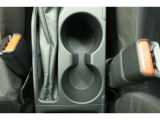【カップホルダー】缶ジュースやペットボトルなどを置いたり、ちょっとした小物入れにもなります。
