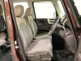女性でも運転がしやすいように、シートの高さ調整機能(シートリフター)がついています。運転席と助手席の間が空いている為、助手席側への移動がスムーズです。交通量の多い道でも助手席側から乗り降りができます。