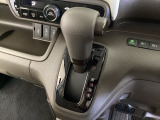 CVT車のセレクトレバーです。低速から高速まで、変速ショックのないスムーズな走りを実現するとともに、エンジン効率のよい領域を維持することで燃費にも貢献します。