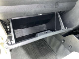 【グローブボックス】自動車黎明期にドライバーが手袋を収納していたのが由来の収納スペース☆現代では車検証等を収納することが多いです☆
