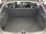 普段のお買い物や通勤、送迎等に十分な荷室スペースを確保しております。セカンドシートを倒すと、大きな荷物の積載も可能です。