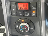 【オートエアコン】一度お好みの温度に設定すれば、車内の温度を検知し風量や温度を自動で調整。暑い&hellip;寒い&hellip;と何度もスイッチ操作をする必要はありません。快適な車内空間には必須の機能ですね♪