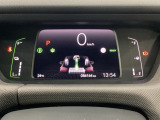 デジタル表示のスピードメーターとタコメーター、燃費やオドメーターなどの表示の他に、ホンダセンシング機能などの表示もできる多機能なマルチインフォメーション・ディスプレイです。