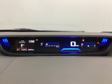 デジタル表示のスピードメーターとタコメーターを大きく配した見やすいメーター部になっています。左側のインフォメーション画面でオドメーターや燃費などの情報を確認できます。