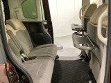 運転席・助手席の背もたれには、2列目シート用にカップホルダー付きの「格納式のシートバックテーブル」を装備しています。休憩時のちょっとした時間などカップを置いたり、小物置きに使えて便利です。