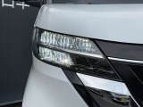 LEDライトは白色光で遠くまで明るく照らし、夜間の安全運転をサポートします