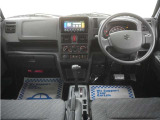 運転にかかわる様々な操作を安全に行えるように視点移動が少なく、操作性に配慮されたスイッチ類が凝縮されたコクピットです。