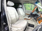 運転席シート廻りは使用感も少なく、良好な状態となっています。前オーナー様が丁寧に使っていたことがよくわかりますね。