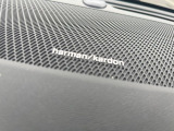 【harman kardon】ハーマンカードンのHi-Fiスペシャリストと共に、モデル別に開発・設計された専用チューニングが臨場感溢れる音響空間を実現しています。