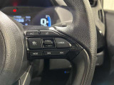ステアリングスイッチ付きで、運転中に視線を前に向けたまま操作できます。