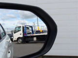 【ブラインドスポットモニター】隣車線を走る車両をレーダーで検知し、ミラーで確認しにくい後側方エリアに存在する車両を検知します。車両を検知するとドアミラーに搭載されたLEDインジケーターが点灯します。