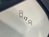 【ブラインドスポットモニター】走行中、ドアミラーの死角になりやすい箇所に後続車が接近するとサイドミラーのレンズに警告を表示!ドライバーに注意喚起をしてくれます。