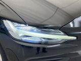 【LEDヘッドライト】悪天候や夜間走行時も良好な視界を確保し、安心して運転できる高輝度LEDヘッドライト!北欧神話に登場する「トールハンマー」をモチーフにした、一目でボルボとわかるデザインです。