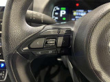 ステアリングスイッチ付きで、運転中に視線を前に向けたまま操作できます。