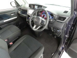 シンプルで使いやすいデザインの運転席です。