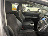 運転席の画像です。足元やシートまわりに余裕があり、リラックスした姿勢で運転が可能です。視界も良好で操作系へのアクセスもしやすく、快適で安心感のあるドライブをサポートします。